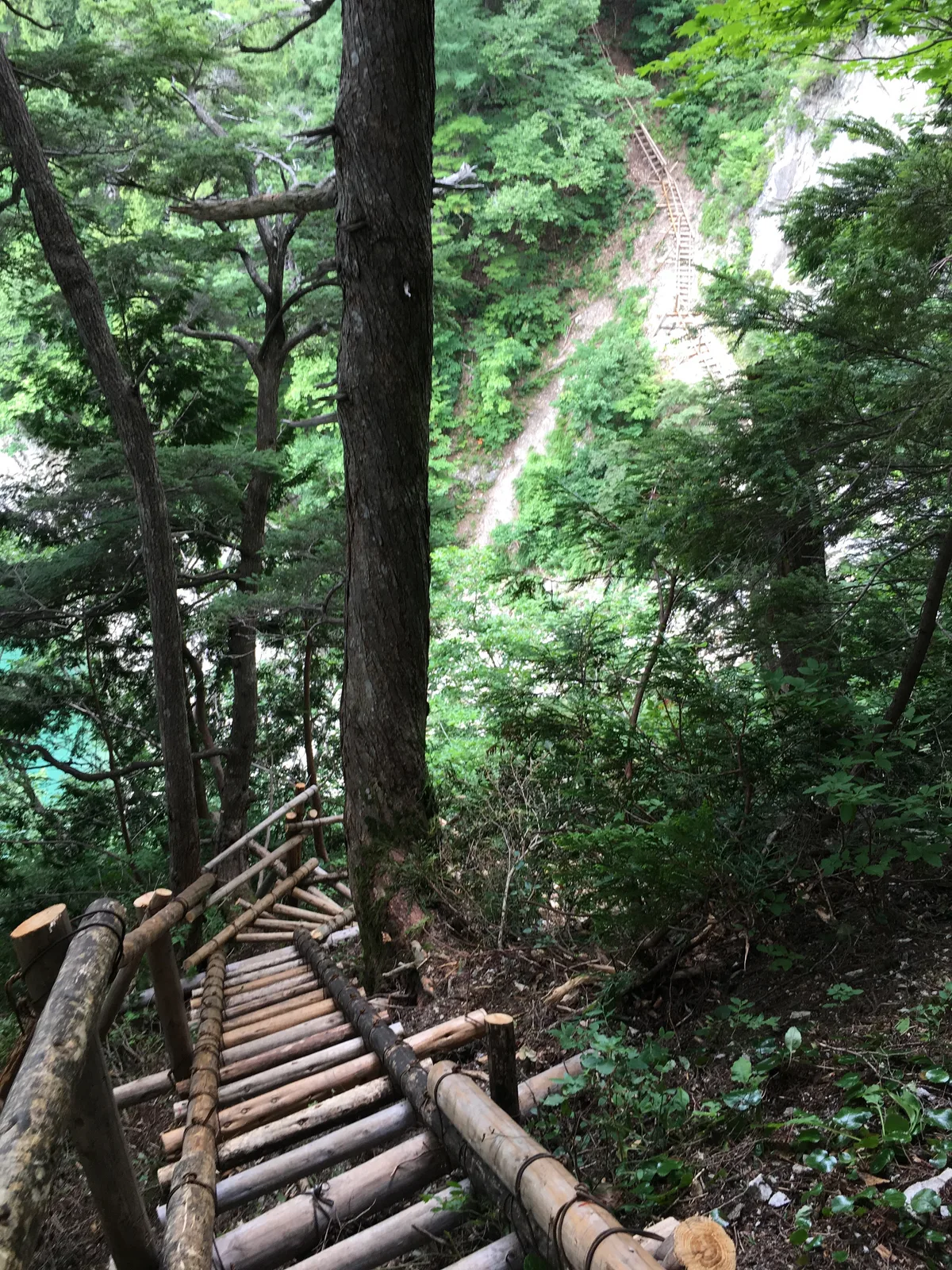 急な木製階段