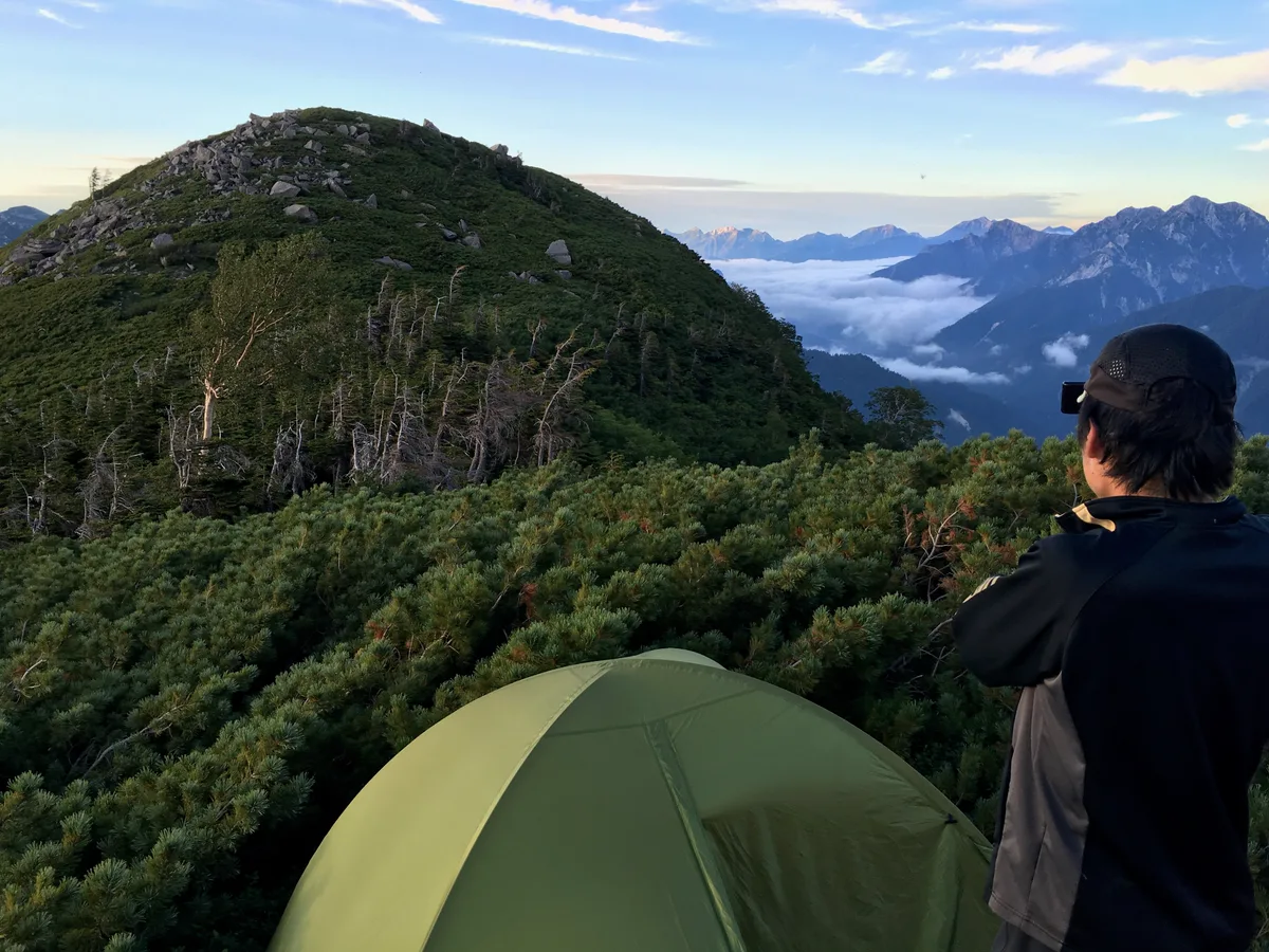 緑色のテントと人と山