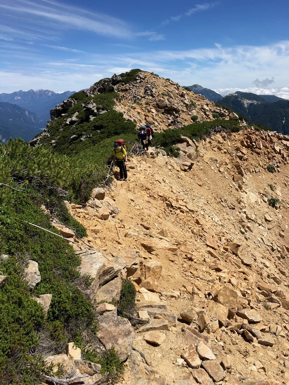 ロープが配置されたザレ場の登山道