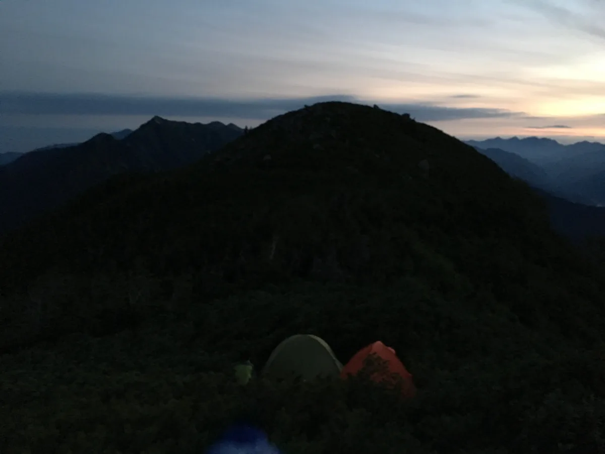 薄暗い山の景色