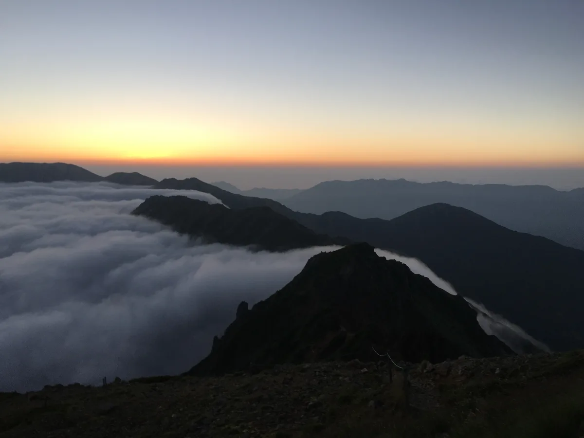 山の稜線に囲まれた雲海