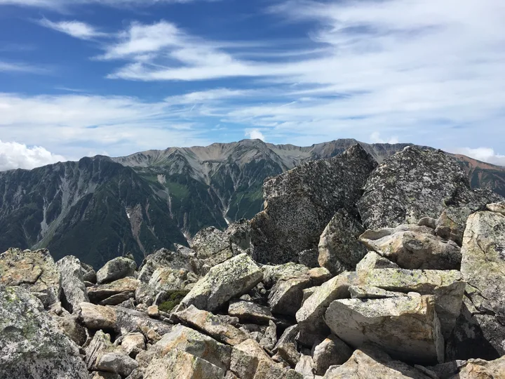 白く大きな岩たちの向こうに山の稜線が見える