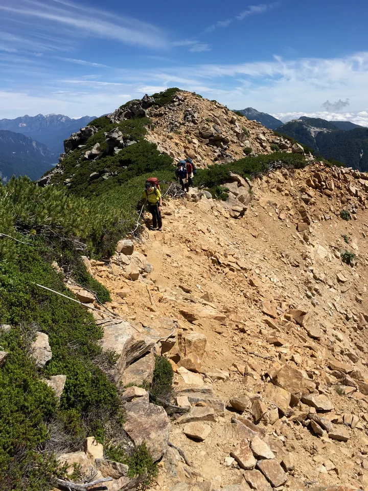 ロープが配置されたザレ場の登山道