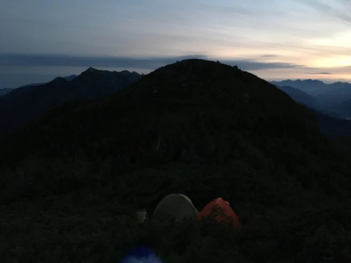 薄暗い山の景色