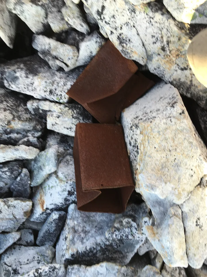 錆びて茶色になった一斗缶が2つ