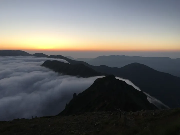 山の稜線に囲まれた雲海