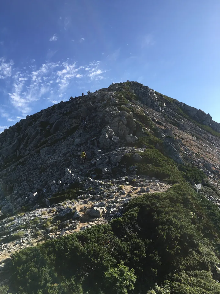小さい岩の多い山を見上げる