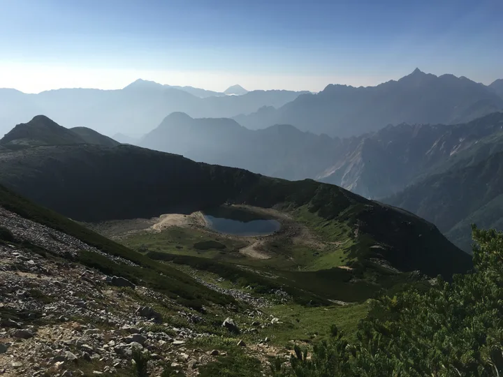 火口湖を見下ろす