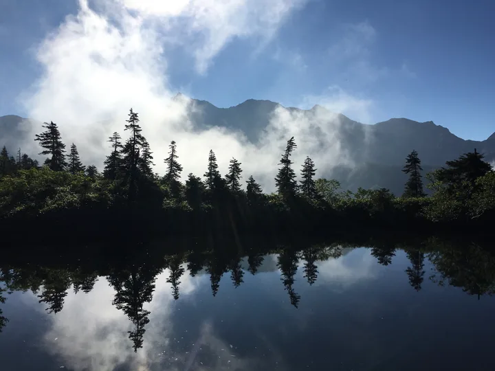 池の向こうに山の稜線が見える